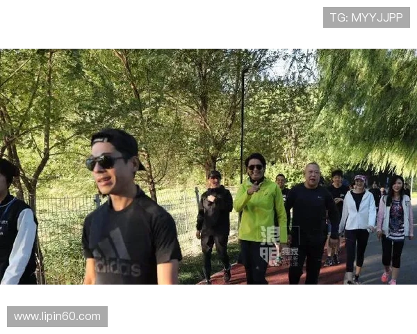 路人偶遇足球明星瞬间定格温馨合影传递梦想与热爱