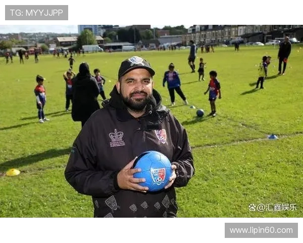 哪个足球明星在场上打人最强大他们的暴力行为引发了怎样的争议