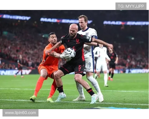 足球明星后卫的精彩瞬间展现他们在赛场上的英勇与风采